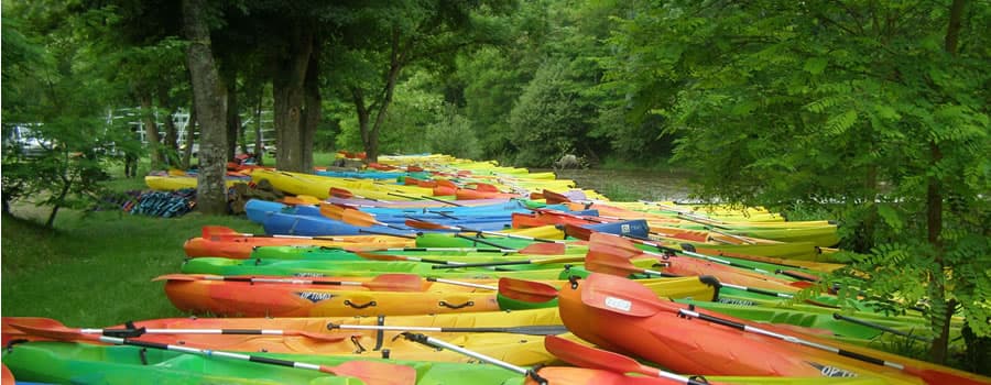 Un beau groupe de canoës au bord de la Sarthe Un beau groupe de canoës au bord de la Sarthe